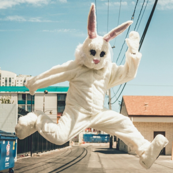 Healthy-Easter-basket-alternatives-for-children-with-toys-and-snacks